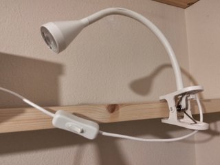 Lámpara flexo NÄVLINGE IKEA con pinza