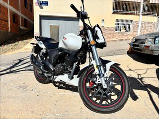 Keeway RKV 125 Blanca y Negra