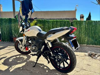 Keeway RKV 125 Blanca y Negra