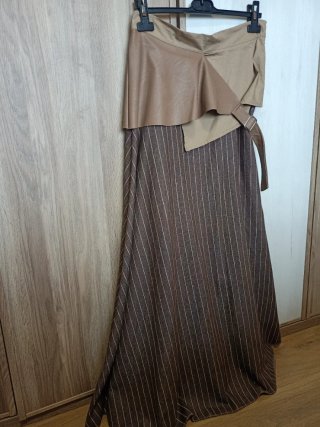 Falda italiana con detalle abdomen ajustable