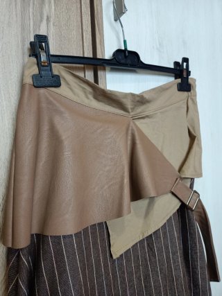 Falda italiana con detalle abdomen ajustable