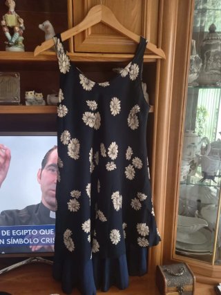 Vestido negro con flores blancas