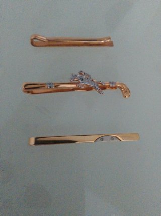 Sujetacorbata dorado y plateado