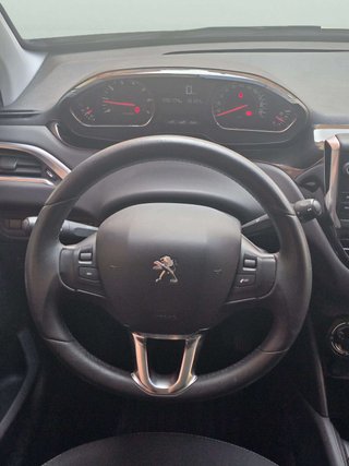 Peugeot 208 1.2i 82cv. STYLE