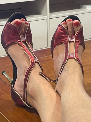 Zapatos de tango dorados y rojos