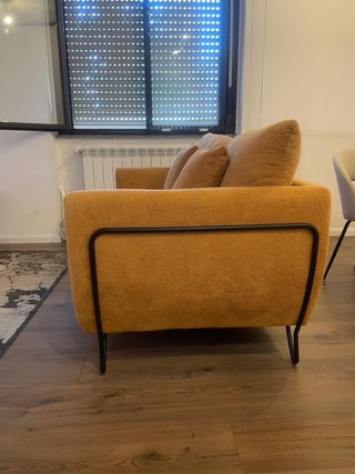 Divano 2 posti ocra tessuto e struttura di design