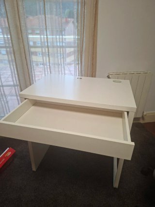 Escritorio Ikea Micke blanco con cajón dañado