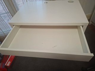 Escritorio Ikea Micke blanco con cajón dañado