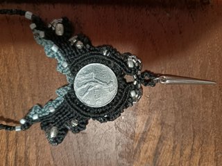 Collana macramè con moneta e punta