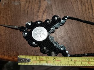 Collana macramè con moneta e punta