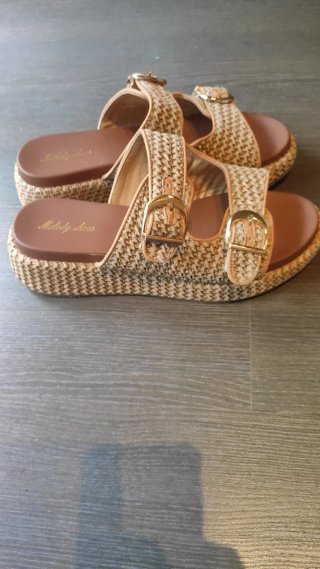 Sandalias de mujer con hebillas