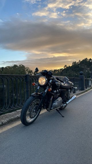 Triumph Thruxton 900cc Negra