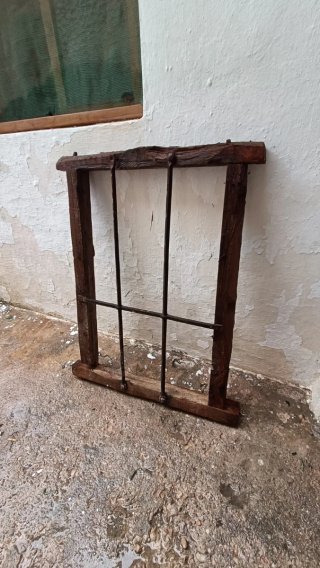 Ventana antigua de madera con reja