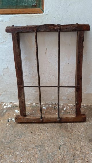Ventana antigua de madera con reja
