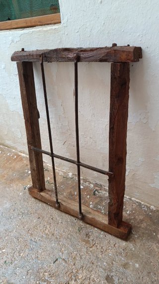 Ventana antigua de madera con reja
