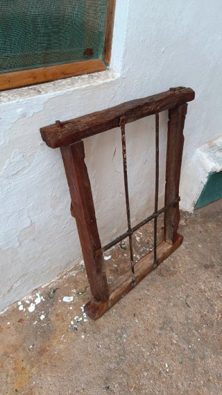 Ventana antigua de madera con reja