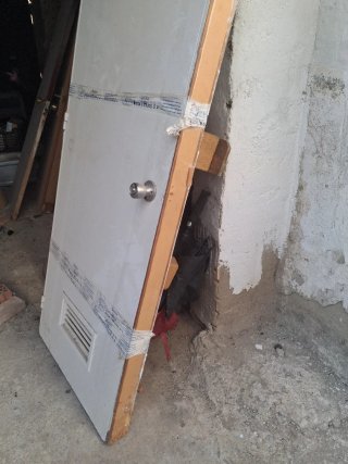 Puerta de madera con premarco