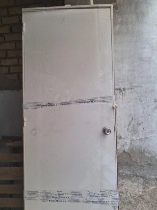 Puerta de madera con premarco