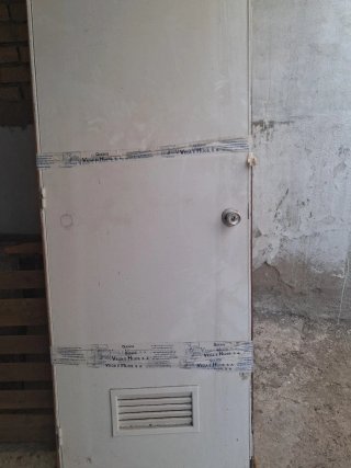 Puerta de madera con premarco