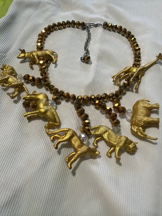 Collana artigianale con animali dorati