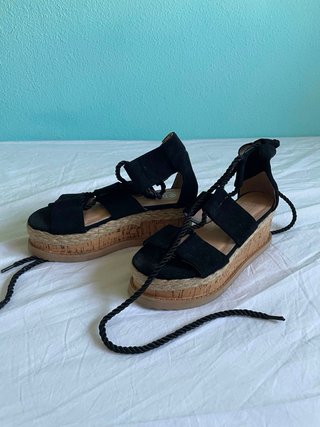 Sandalias de cuña negras con cordones