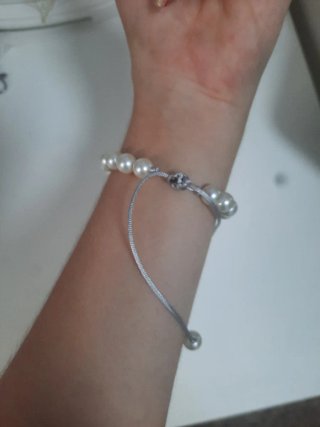 Pulsera de perlas falsas y carita sonriente