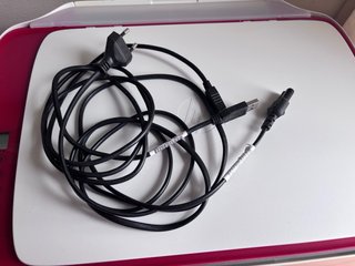 Impresora HP Blanca y Roja Hp Deskjet 3635