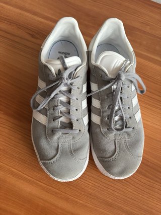 Adidas Gazelle grises y blancas
