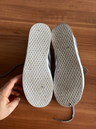 Adidas Gazelle grises y blancas
