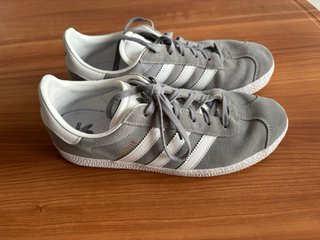 Adidas Gazelle grises y blancas