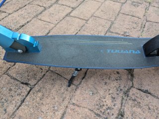 Patinete azul plegable