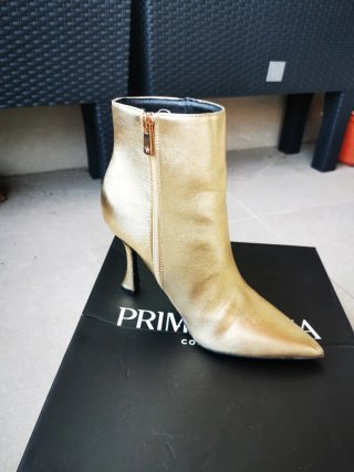 Botines dorados de tacón