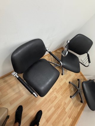 Silla de oficina negra y plateada