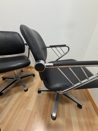 Silla de oficina negra y plateada
