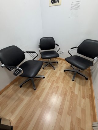 Silla de oficina negra y plateada