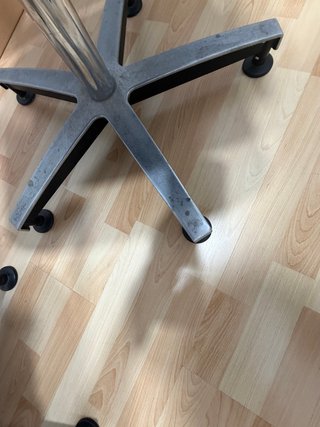 Silla de oficina negra y plateada