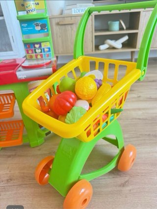 Supermercado de juguete con carrito
