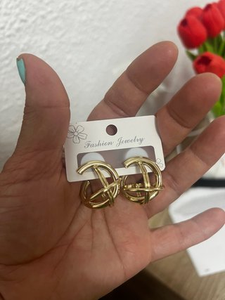 Pendientes dorados diseño entrelazado