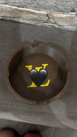 Posacenere design LV con cuore nero