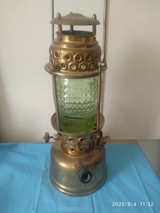 Antigua lámpara de petróleo latón y cristal verde