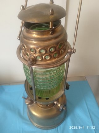 Antigua lámpara de petróleo latón y cristal verde