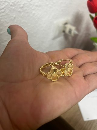 Pendientes dorados con diseño de trébol