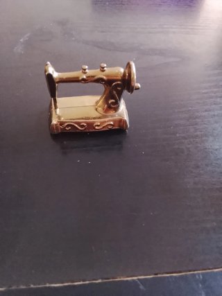 Figura de máquina de coser dorada