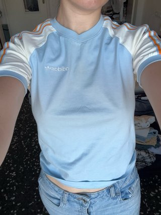 Camiseta Adidas azul y blanca