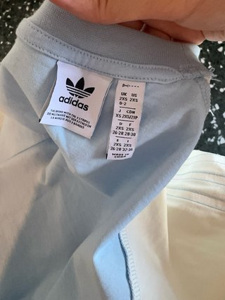 Camiseta Adidas azul y blanca