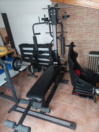 Bancos de pesas y máquina de gimnasio