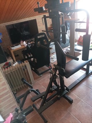 Bancos de pesas y máquina de gimnasio