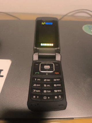 Móvil Samsung teclas + Cargador