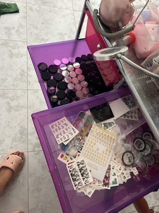 Carrito para uñas con cajones y soporte