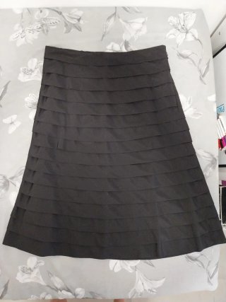 Falda negra de fiesta con lorzas
